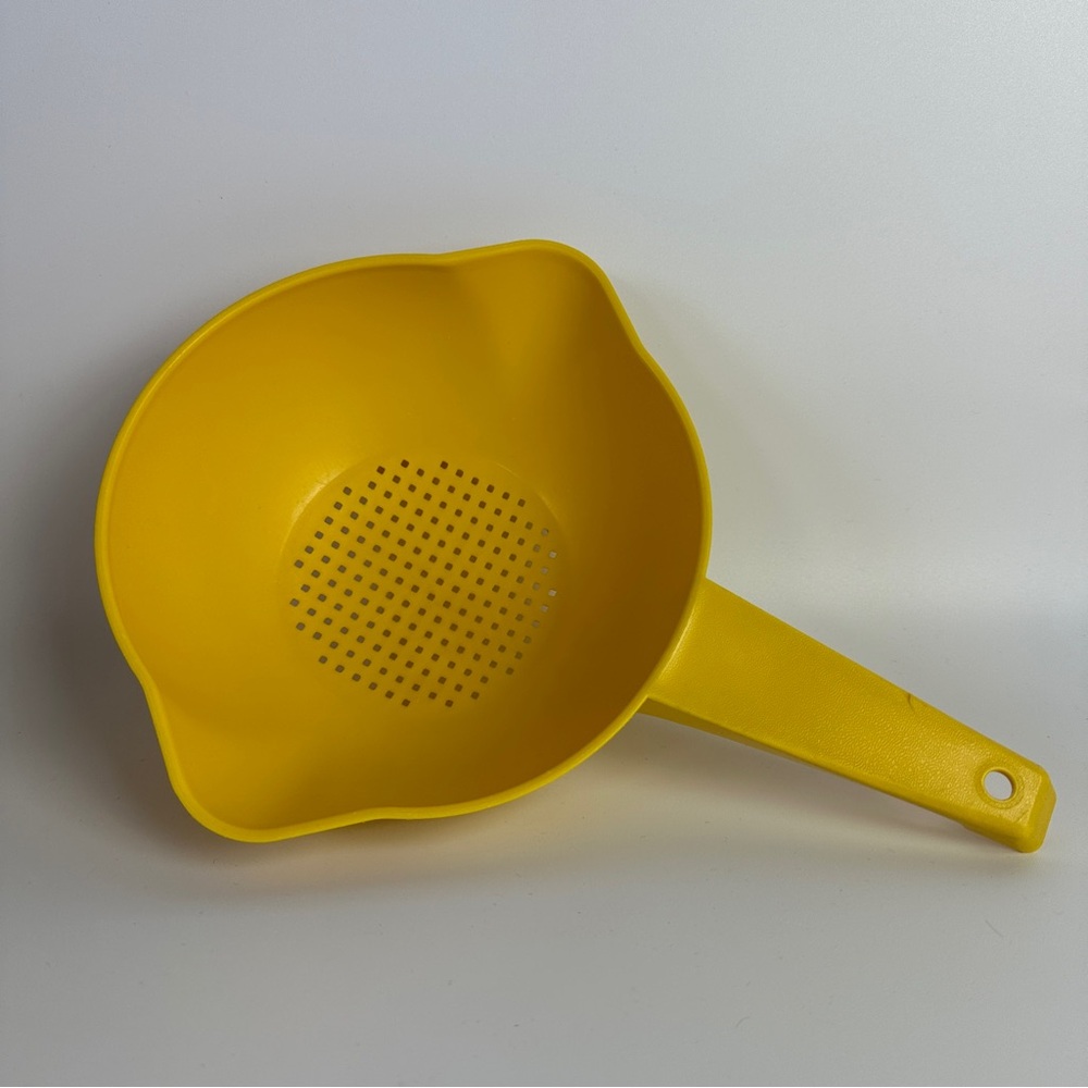 VTG Tupperware Yellow Small Handled Colander Strainer‎